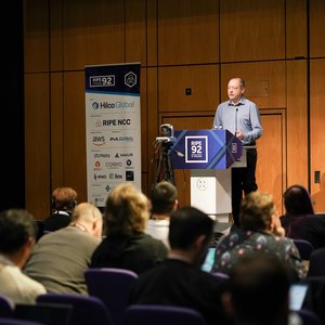RIPE92-07828