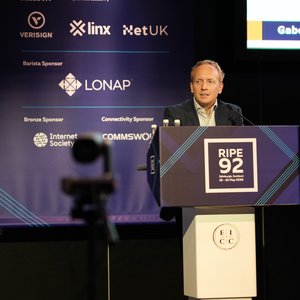 RIPE92-08353