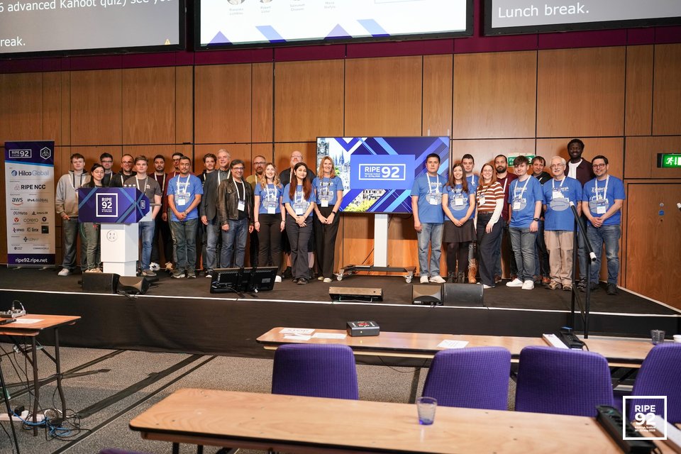 RIPE92-08390
